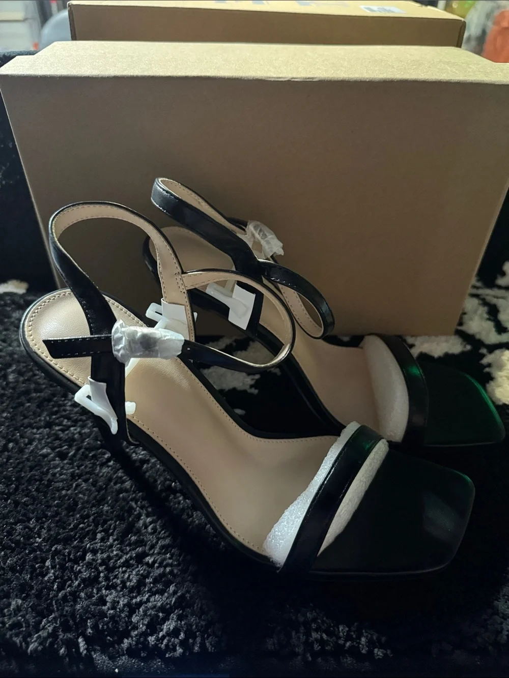 NWT size 8 Women's Black and White Strappy High Heel Sandals